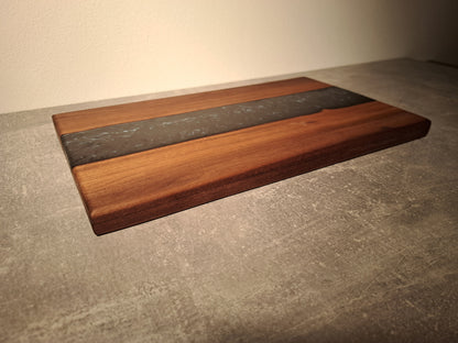 Epoxy Schneide- Servierbrett aus Nussholz