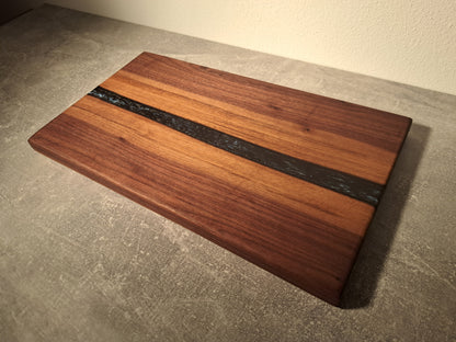 Epoxy Schneide- Servierbrett aus Nussholz